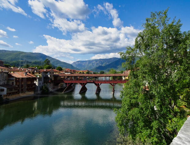 Alte Holzbrücke über den Fluß Brenta